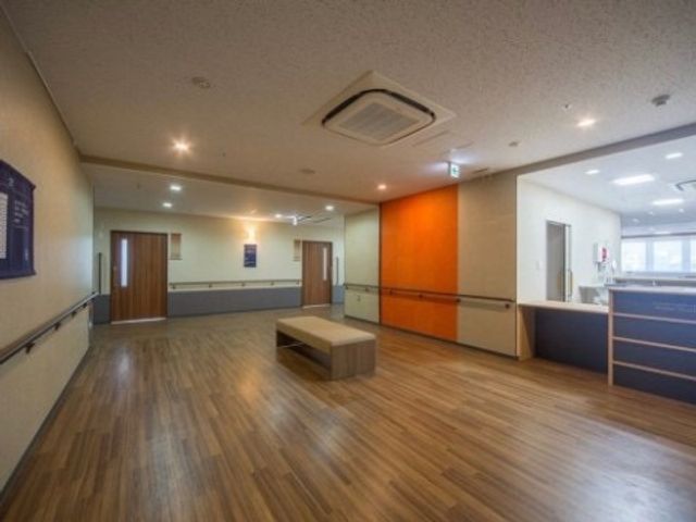 広々とした快適な廊下 ホール 清潔で広々とした廊下は、ゆとりを持って移動できる設計になっており、快適な勤務環境が提供されます。