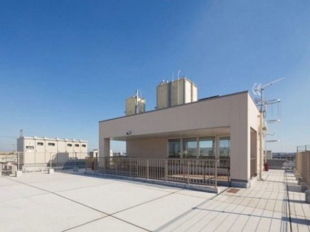 開放的な屋上テラス 屋上 ゆったりとした屋上テラスが設けられており、心地よい風を感じながら休息がとれる環境です。日々の業務の合間にリフレッシュが可能です。