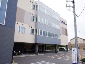 多階層の建物のエントランス