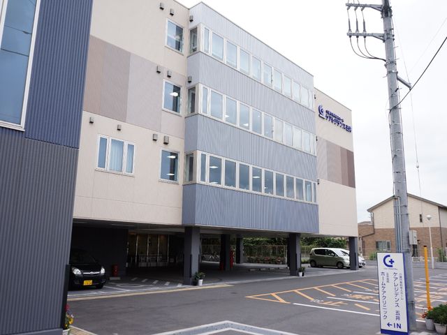 多階層の建物のエントランス 外観 広々とした入口と明るい外観が迎える快適な職場です。