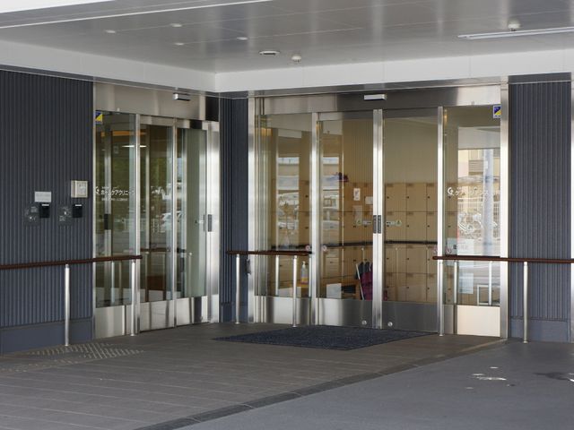 清潔なエントランス風景 エントランス 自動ドアのエントランスは明るく、来訪者を温かく迎え入れます。清潔感のあふれる入口で、安心感を感じていただけるでしょう。