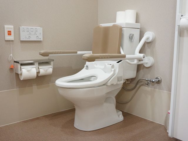 バリアフリートイレ設備 トイレ 安全で利用しやすい補助具が整った清潔なトイレ空間です。