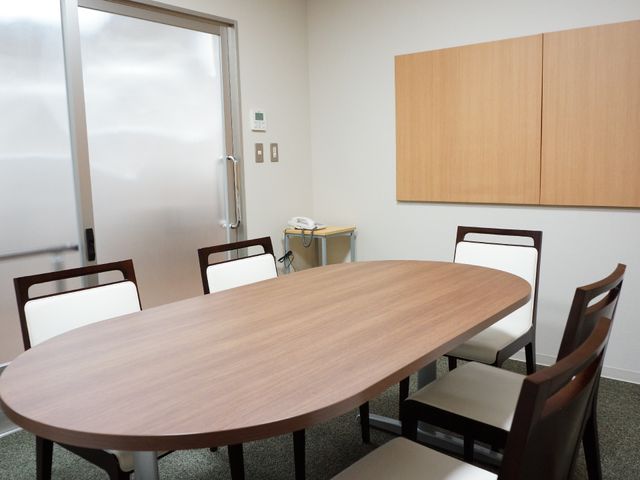 シンプルな会議室 相談室 シックな色合いのテーブルセットが印象的な空間です。静かで落ち着いた雰囲気が漂っています。