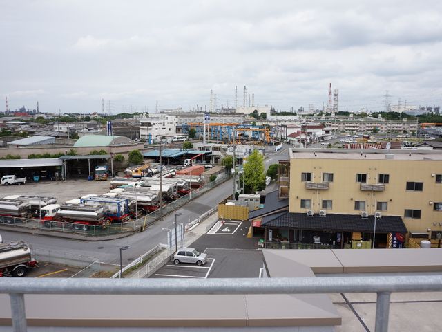 工業地帯の景色 屋上 広がる工業地帯を一望できるロケーションです。清潔感のある建物が印象的です。