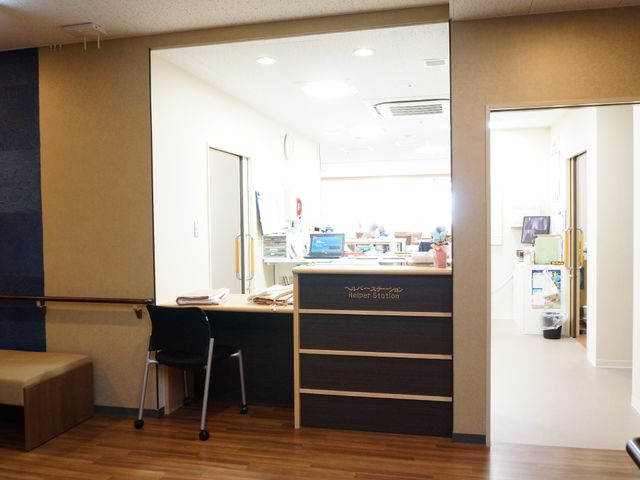 明るいフロントエリア ヘルパーステーション スタッフが丁寧に対応する受付エリアです。周囲は清潔感があり、開放的な印象を与えます。