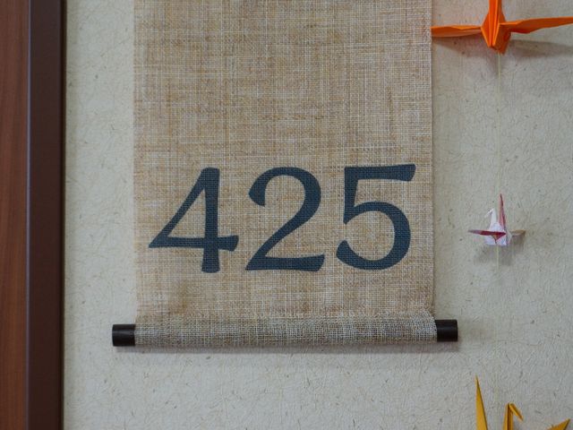 番号付き壁掛け 部屋番号 手作りの折り紙が優しいアクセントを加え、心温まる空間を演出しています。