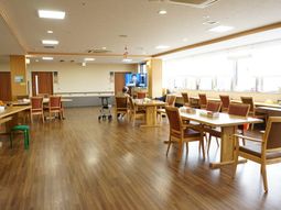 明るい食堂の様子