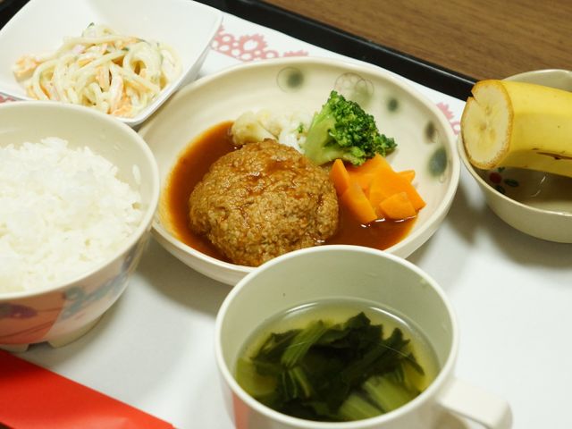 彩り豊かな食事内容 食事 バランスの取れた美味しそうな食事が準備されており、健康的な生活をサポートします。