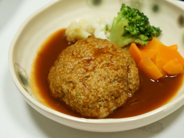手作りハンバーグの料理 ハンバーグ 栄養バランスを考えた手作りのハンバーグが提供されています。