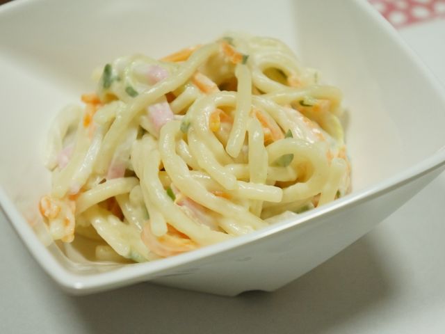 カラフルな野菜パスタ サラダ 彩り豊かな野菜が入ったパスタが、心を込めた手作り感を伝えています。