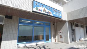楽しげな看板の前の建物