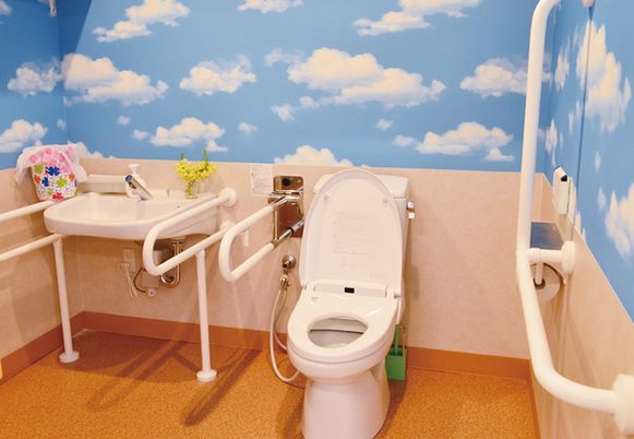 雲模様の壁のトイレ