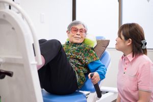 笑顔の高齢者とケアスタッフ