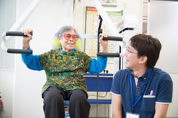 訓練中の笑顔の利用者