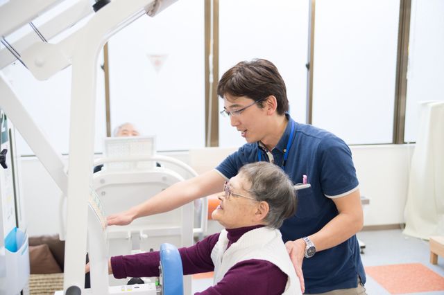 介護スタッフと高齢者