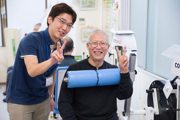 スタッフと利用者の笑顔