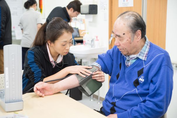 健康管理中の利用者と職員