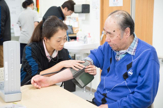 健康管理中の利用者と職員