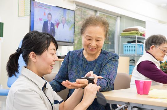 介護職員と利用者の笑顔