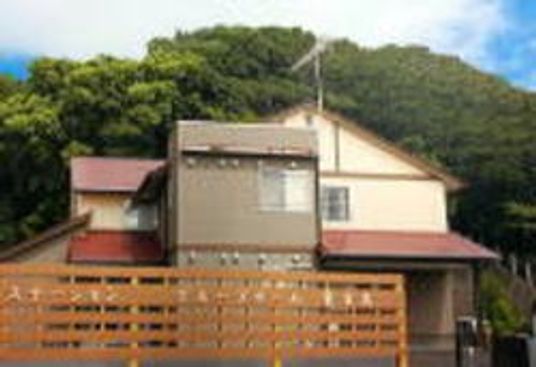 緑に囲まれた外観