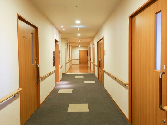 廊下の明るく清潔感のある様子