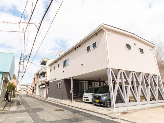 駐車場付きの建物外観