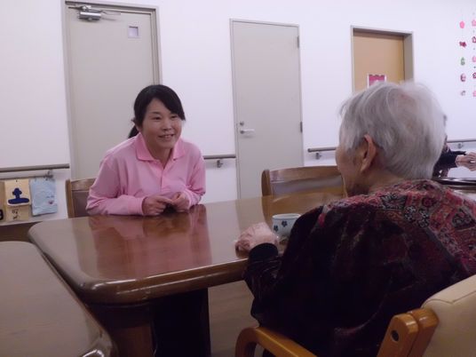 利用者と対話するスタッフ