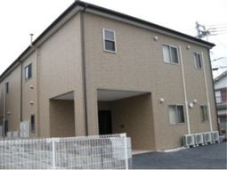 シンプルな外観の建物
