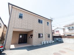 ゆったりとした外観の建物