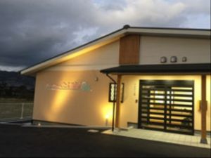 夕暮れ時の建物外観