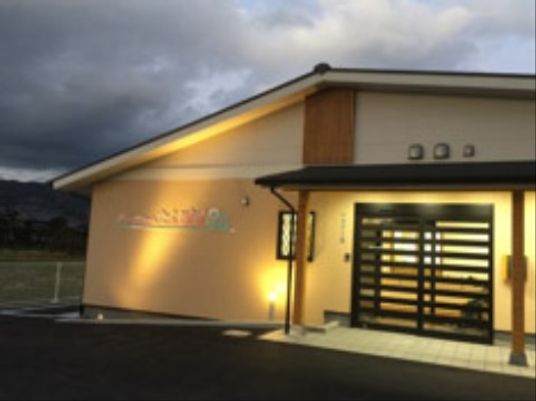 夕暮れ時の建物外観