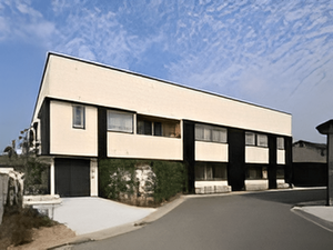 白い外壁の建物外観