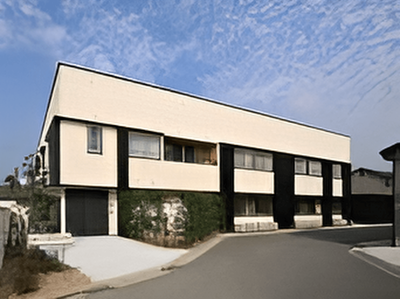 白い外壁の建物外観