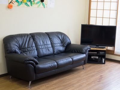 黒いソファとテレビの居室