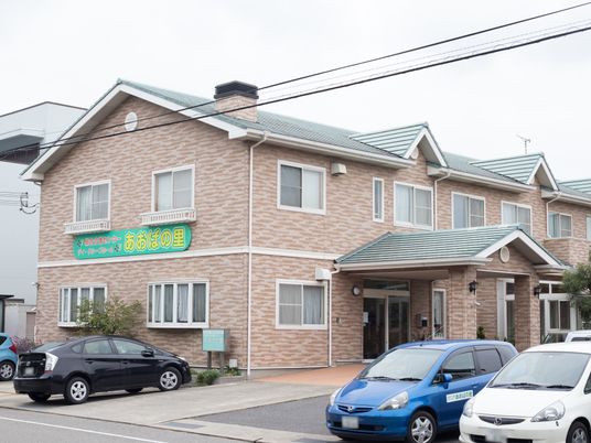 落ち着いた雰囲気の施設外観