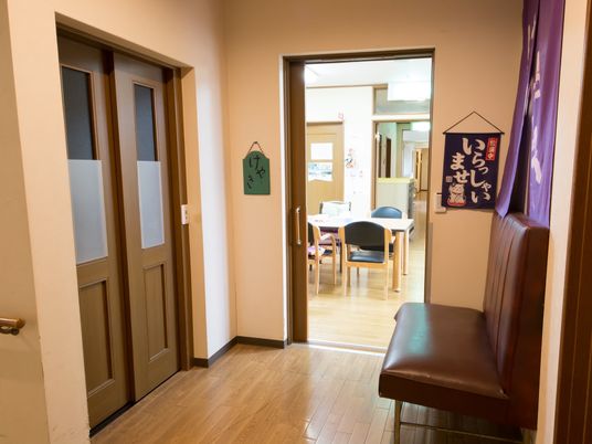 広い開口の食堂入口