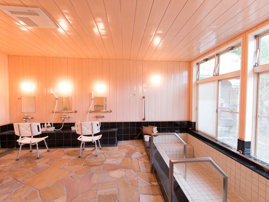 明るい洗面と車椅子対応の浴室