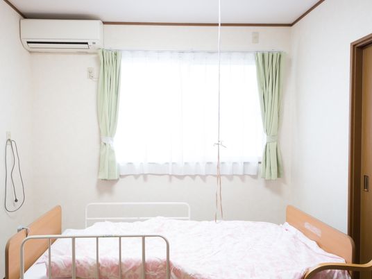 明るい個室の居室風景