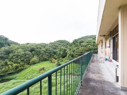 緑豊かな景観のバルコニー