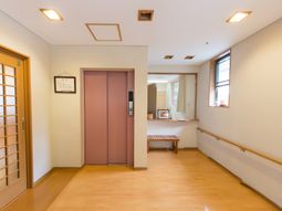 明るい廊下とエレベータ