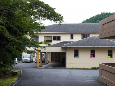 緑豊かな建物の外観