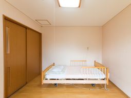 居室のベッドとクローゼット