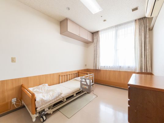 明るい居室のベッド  