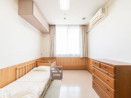 明るい個室の居室  
