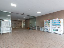自動販売機のあるエントランス  