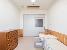 居室のベッドと収納  