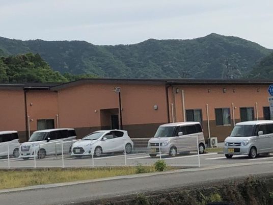 建物外観と駐車場  