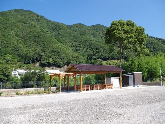 山を望む中庭  