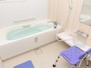浴槽と椅子のある浴室  