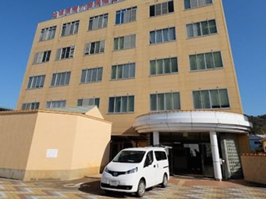 施設の外観と送迎車  